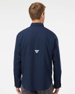 Columbia 212467 Men’s PFG Tamiami™ II Shirt – Collegiate Navy (on model back)