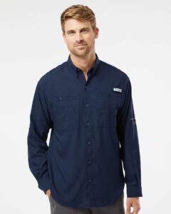 Columbia 212467 Men’s PFG Tamiami™ II Shirt – Collegiate Navy (on model)