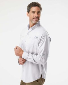 Columbia 212467 Men’s PFG Tamiami™ II Shirt – Cool Grey (on model side)