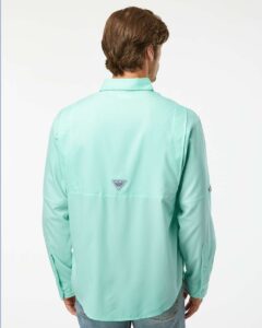 Columbia 212467 Men’s PFG Tamiami™ II Shirt – Gulf Stream (on model back)