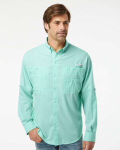 Columbia 212467 Men’s PFG Tamiami™ II Shirt – Gulf Stream (on model)