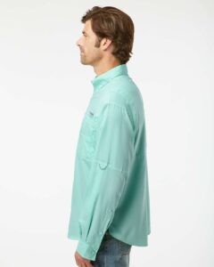 Columbia 212467 Men’s PFG Tamiami™ II Shirt – Gulf Stream (on model side)