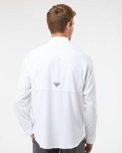 Columbia 212467 Men’s PFG Tamiami™ II Shirt – White (on model back)
