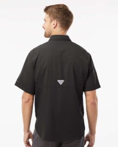 Columbia 212468 Men’s PFG Tamiami™ II Short Sleeve Shirt – Black (on model back)