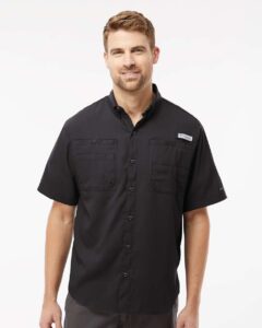 Columbia 212468 Men’s PFG Tamiami™ II Short Sleeve Shirt – Black (on model)
