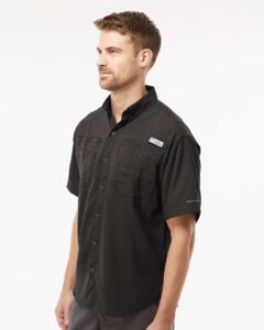 Columbia 212468 Men’s PFG Tamiami™ II Short Sleeve Shirt – Black (on model side)