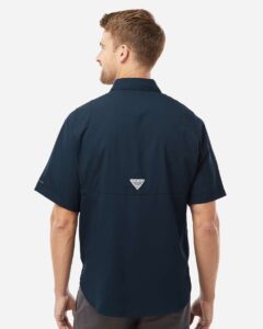 Columbia 212468 Men’s PFG Tamiami™ II Short Sleeve Shirt – Collegiate Navy (on model back)