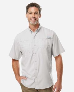 Columbia 212468 Men’s PFG Tamiami™ II Short Sleeve Shirt – Cool Grey (on model)