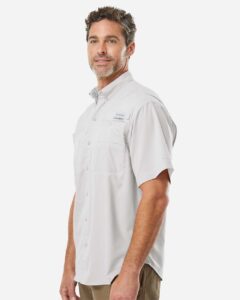 Columbia 212468 Men’s PFG Tamiami™ II Short Sleeve Shirt – Cool Grey (on model side)