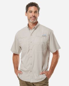 Columbia 212468 Men’s PFG Tamiami™ II Short Sleeve Shirt – Fossil (on model)