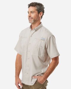 Columbia 212468 Men’s PFG Tamiami™ II Short Sleeve Shirt – Fossil (on model side)