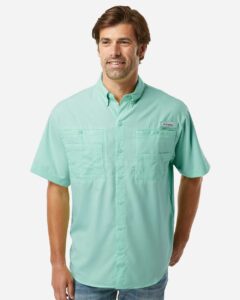 Columbia 212468 Men’s PFG Tamiami™ II Short Sleeve Shirt – Gulf Stream (on model)