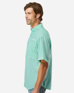 Columbia 212468 Men’s PFG Tamiami™ II Short Sleeve Shirt – Gulf Stream (on model side)