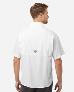Columbia 212468 Men’s PFG Tamiami™ II Short Sleeve Shirt – White (on model back)