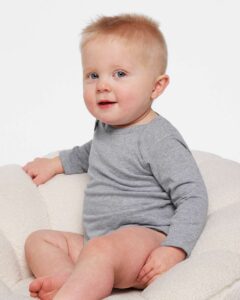 Rabbit Skins 4421 Infant Fine Jersey Long Sleeve Bodysuit – Heather (on model)