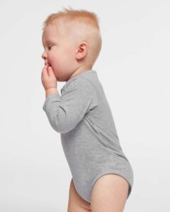 Rabbit Skins 4421 Infant Fine Jersey Long Sleeve Bodysuit – Heather (on model side)