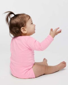 Rabbit Skins 4421 Infant Fine Jersey Long Sleeve Bodysuit – Pink (on model back)