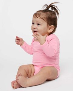Rabbit Skins 4421 Infant Fine Jersey Long Sleeve Bodysuit – Pink (on model side)