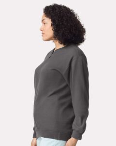 Gildan SF008 Unisex Softstyle® Midweight Quarter-Zip Sweatshirt – Charcoal (on model side)