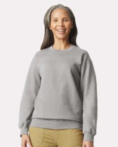 Gildan SF000 Unisex Softstyle® Midweight Crewneck Sweatshirt – Cement (on model)