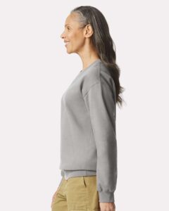 Gildan SF000 Unisex Softstyle® Midweight Crewneck Sweatshirt – Cement (on model side)
