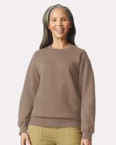 Gildan SF000 Unisex Softstyle® Midweight Crewneck Sweatshirt – Brown Savana (on model)