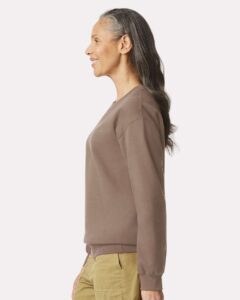 Gildan SF000 Unisex Softstyle® Midweight Crewneck Sweatshirt – Brown Savana (on model side)