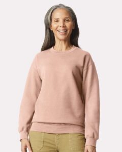 Gildan SF000 Unisex Softstyle® Midweight Crewneck Sweatshirt – Dusty Rose (on model)