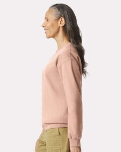 Gildan SF000 Unisex Softstyle® Midweight Crewneck Sweatshirt – Dusty Rose (on model side)