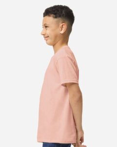 Gildan 5000B Youth Heavy Cotton™ T-Shirt – Dusty Rose (on model side)