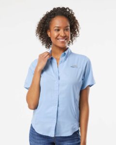 Columbia 212466 Women’s PFG Tamiami™ II Short Sleeve Shirt – Sail (on model)