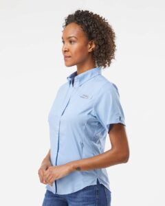 Columbia 212466 Women’s PFG Tamiami™ II Short Sleeve Shirt – Sail (on model side)