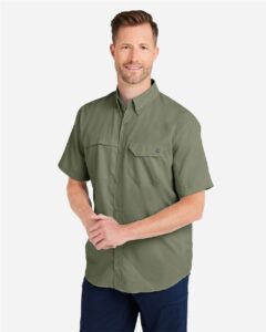 HUK H150171 Men’s Tide Point Short Sleeve Shirt – Moss (on model side)