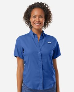 Columbia 212466 Women’s PFG Tamiami™ II Short Sleeve Shirt – Vivid Blue (on model)