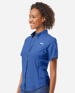 Columbia 212466 Women’s PFG Tamiami™ II Short Sleeve Shirt – Vivid Blue (on model side)