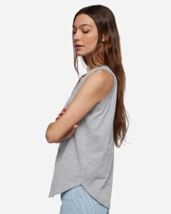 LAT 3592 Women’s Relaxed Fine Jersey Tank – Heather (on model side)