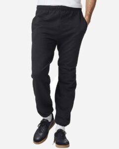 Gildan 18100 Unisex Heavy Blend™ Pocket Sweatpants – Black (on model)