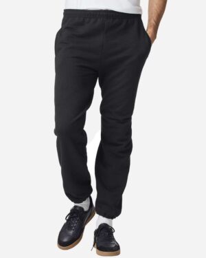 Gildan 18100 Unisex Heavy Blend™ Pocket Sweatpants – Black (on model)