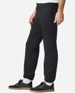 Gildan 18100 Unisex Heavy Blend™ Pocket Sweatpants – Black (on model side)