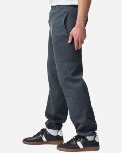 Gildan 18100 Unisex Heavy Blend™ Pocket Sweatpants – Dark Heather (on model side)