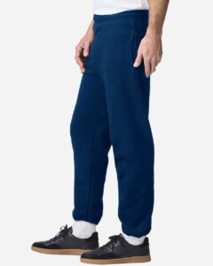 Gildan 18100 Unisex Heavy Blend™ Pocket Sweatpants – Navy (on model side)