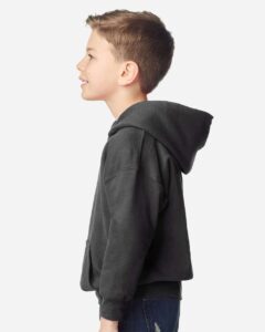 Gildan 18500B Youth Heavy Blend™ Hooded Sweatshirt – Fan Charcoal Heather (on model side)