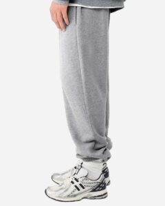 BELLA + CANVAS 3738 Unisex Sponge Fleece Sweatpants – Athletic Heather (on model side)