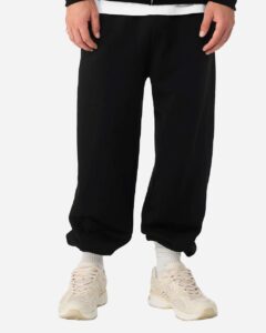 BELLA + CANVAS 3738 Unisex Sponge Fleece Sweatpants – Black (on model)