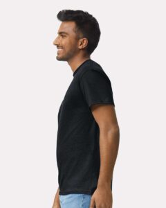 Gildan 2000 Unisex Ultra Cotton® T-Shirt – Black (on model side)