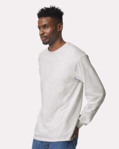 Gildan 2400 Unisex Ultra Cotton® Long Sleeve T-Shirt – Ash (on model side)