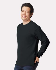 Gildan 2400 Unisex Ultra Cotton® Long Sleeve T-Shirt – Black (on model side)
