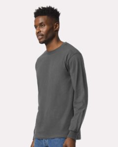 Gildan 2400 Unisex Ultra Cotton® Long Sleeve T-Shirt – Charcoal (on model side)