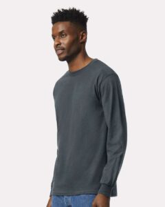 Gildan 2400 Unisex Ultra Cotton® Long Sleeve T-Shirt – Dark Heather (on model side)