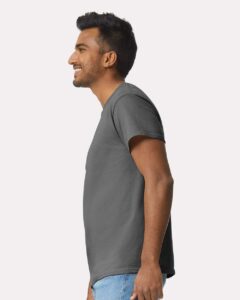Gildan 2000 Unisex Ultra Cotton® T-Shirt – Charcoal (on model side)
